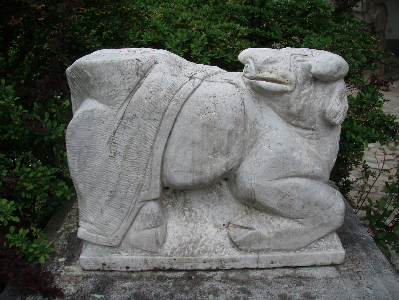 Goran J. Horvat, Ranjena žival, beli marmor, 60 cm x 80 cm x 30 cm, 2000