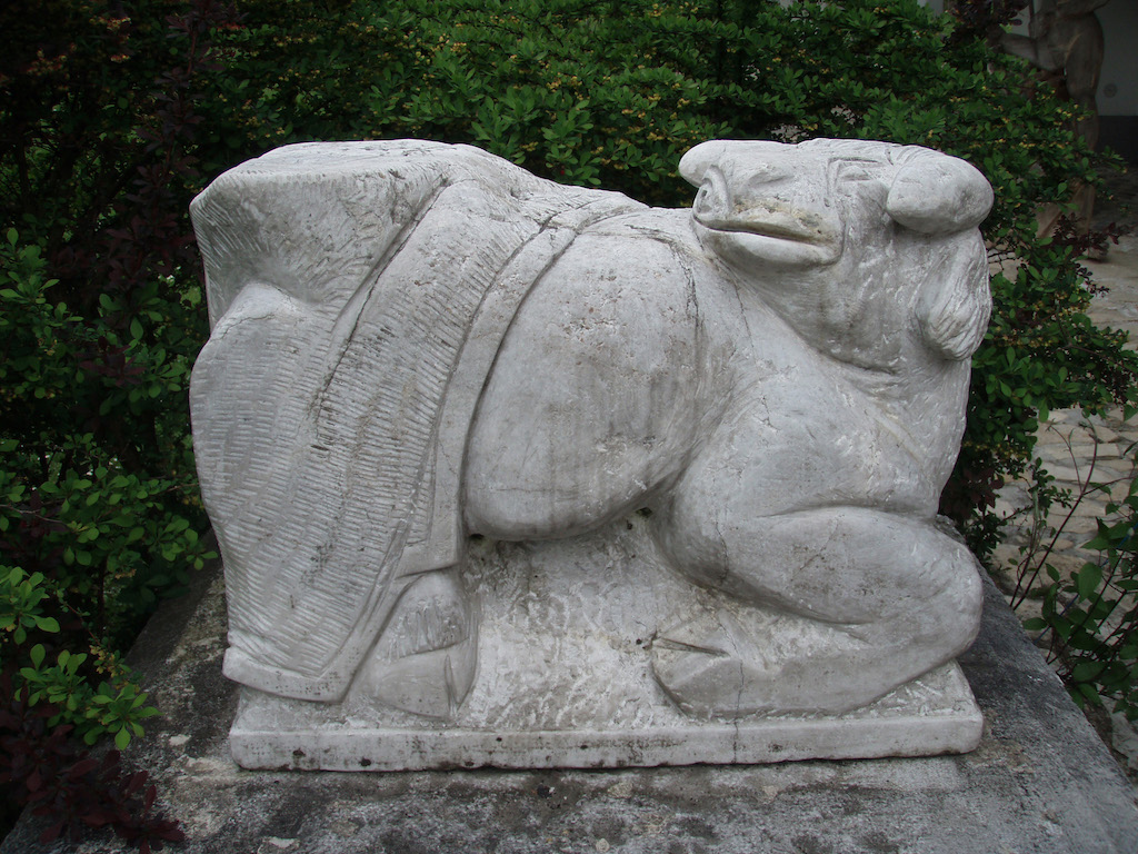 Ranjena žival, beli marmor, 60 cm x 80 cm x 30 cm, 2000